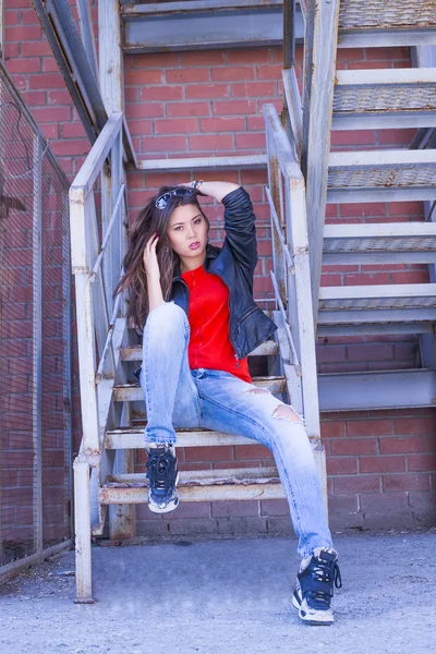  paslı merdivenler üzerinde oturan kız 