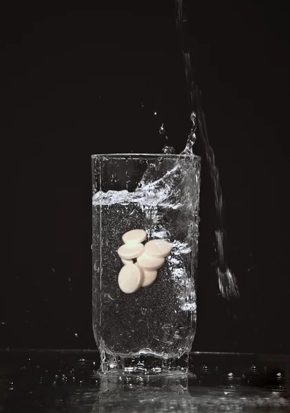 Pillole in un bicchiere d'acqua — Foto Stock