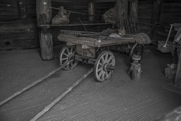 Carro viejo con ruedas de madera — Foto de Stock