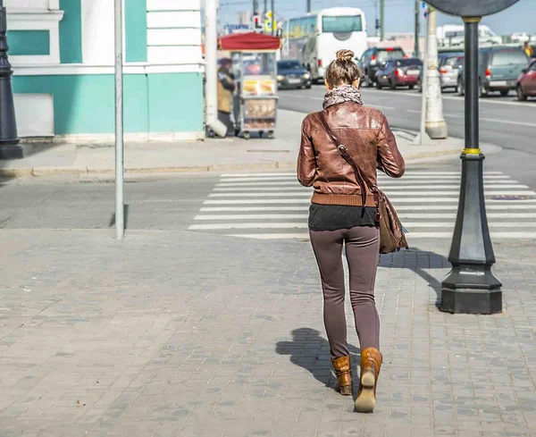 Γυναίκα πηγαίνει με την οδό w — Φωτογραφία Αρχείου