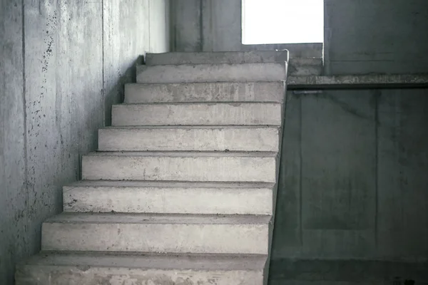 Vazio interior de concreto escuro — Fotografia de Stock