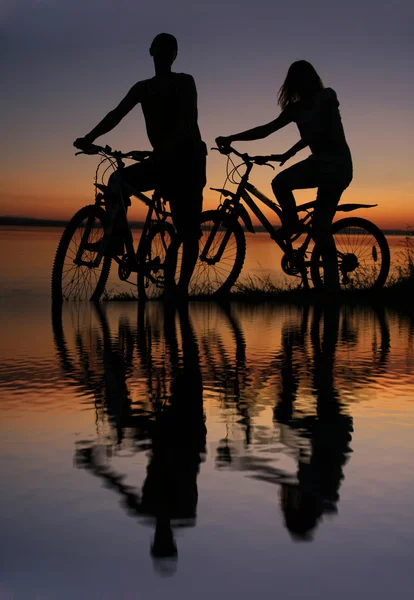 Σιλουέτα του νεαρό ζευγάρι στα ποδήλατα — Φωτογραφία Αρχείου