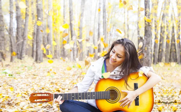 Genç Sevimli Kız Parkta Akustik Gitar Çalmak — Stok fotoğraf