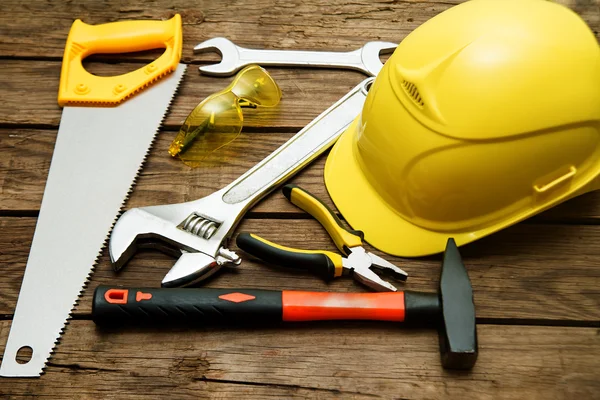 El iş aletleri koleksiyonu 