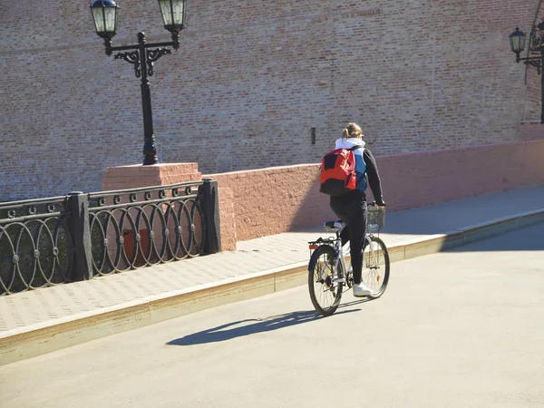 Mujer bonita en bicicleta — Foto de Stock