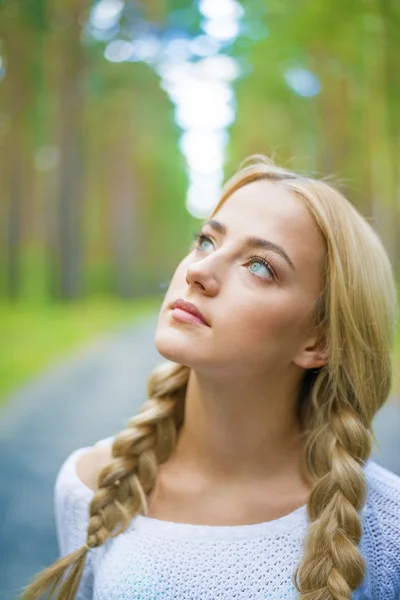 Retrato Hermosa Mujer Joven Luz Del Sol Exterior Chica Feliz —  Fotos de Stock