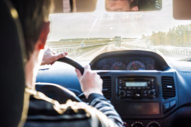 Araba süren bir adam. 