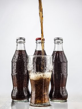 Üç klasik şişe kola