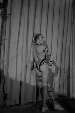  genç bir kadın kılığında