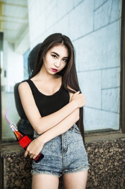  Kız şişe ile yürüyüş 