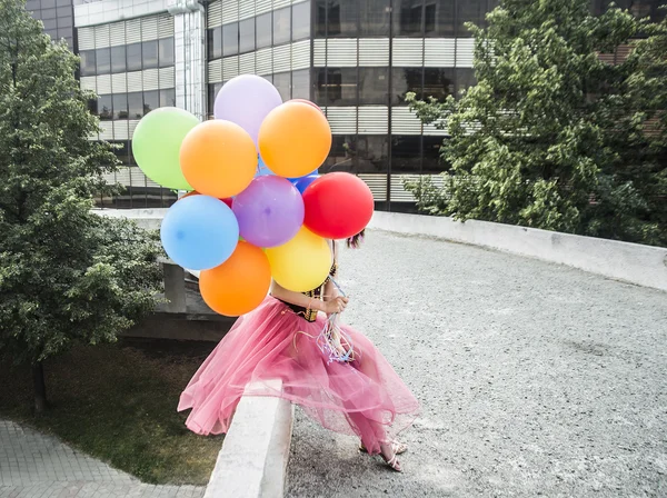 Femme dans une robe rose assise — Photo