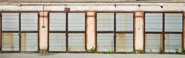 Magazijn met metalen deuren — Stockfoto