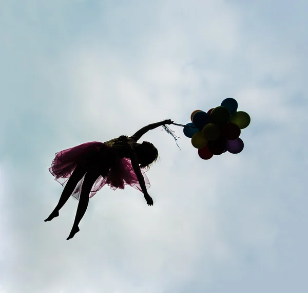 Mädchen mit Luftballons fliegen — Stockfoto