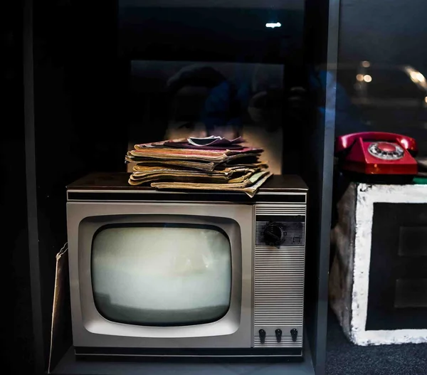 Retro-Fernseher mit alten Zeitschriften — Stockfoto