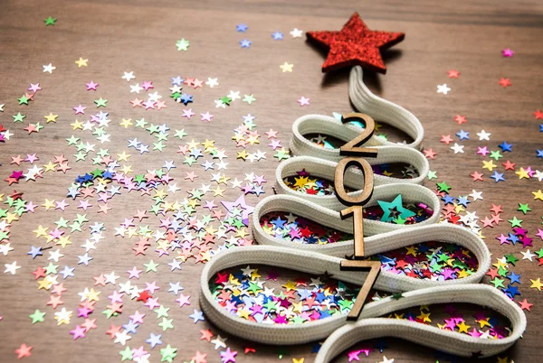 Kerstboom op kleurrijke confetti, — Stockfoto
