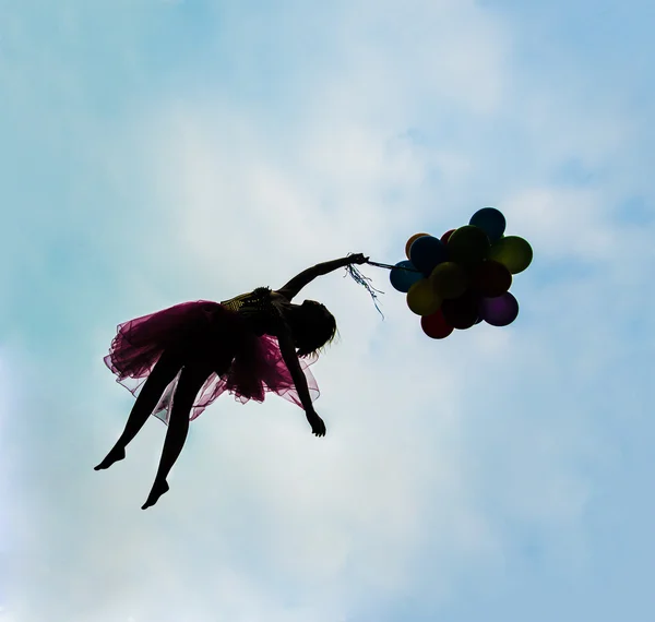Mädchen mit Luftballons fliegen — Stockfoto
