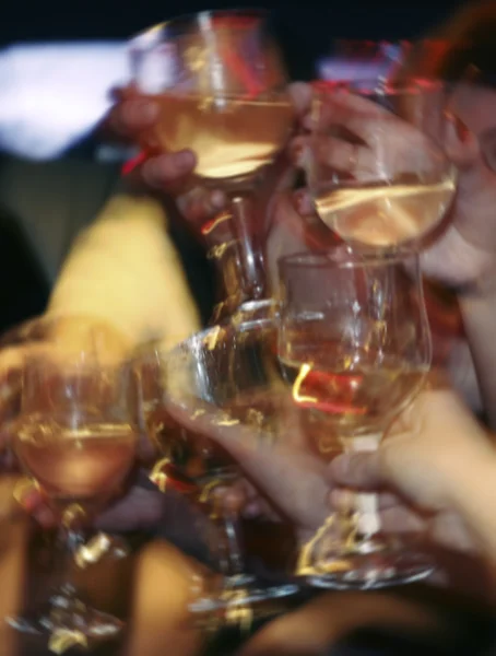 Pessoas aplaudindo uns aos outros com champanhe — Fotografia de Stock