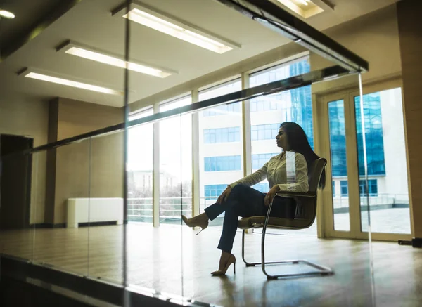 Silhouette Femme Affaires Sérieux Assis Dans Chaise Immeuble Bureaux Moderne — Photo