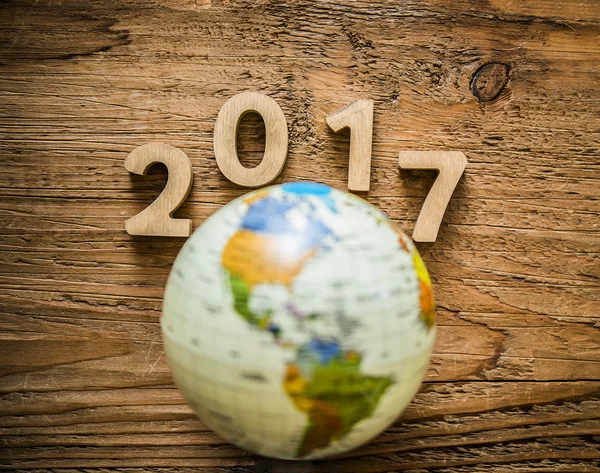 Yeni yıl. ahşap masa üzerinde dünya