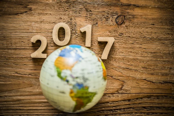 Nieuwjaar. Globe op houten tafel — Stockfoto