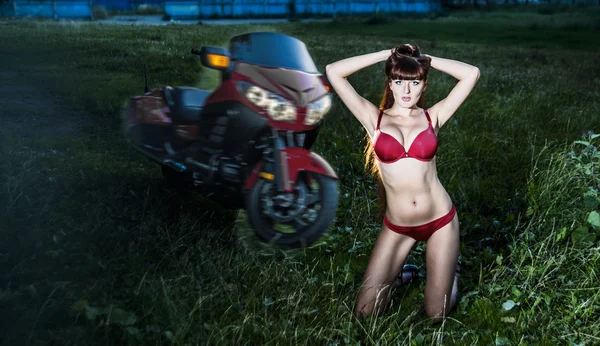 Sexy Biker Buurt Van Grote Moderne Motorfiets Groene Zomer Park — Stockfoto