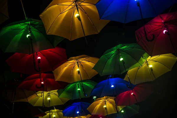 Bunte Regenschirme mit Lampen — Stockfoto