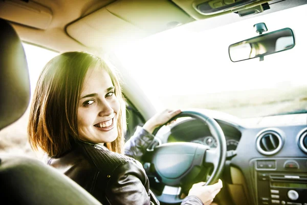 Jovem mulher no carro transformando — Fotografia de Stock