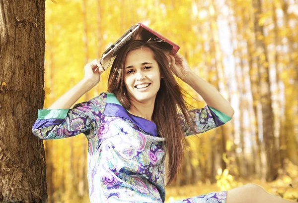 Mujer sentada con portátil — Foto de Stock