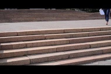 merdivenlerden aşağı yürüme ve kağıtları atma işkadını