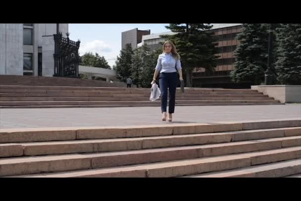 Affärskvinna gick nedför trappan och kasta papper — Stockvideo