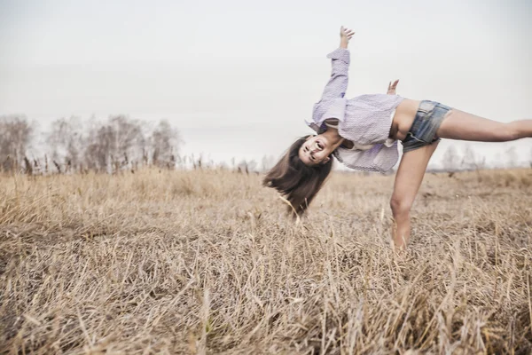 Frau springt ins Feld — Stockfoto