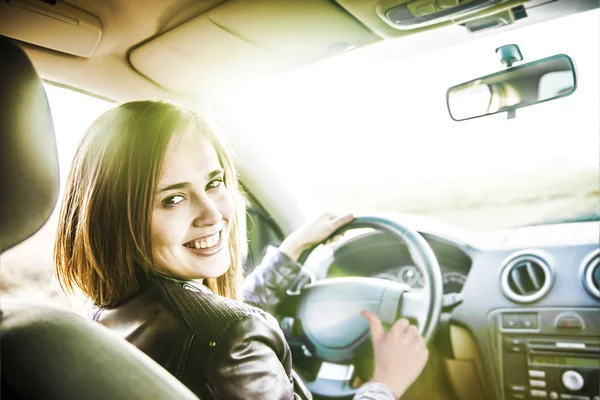 Mulher no carro transformando — Fotografia de Stock