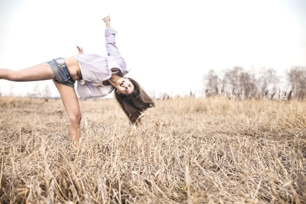 Mujer está saltando en el campo de trigo — Foto de Stock