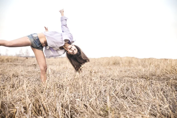 女性は、麦畑でジャンプします。 — ストック写真