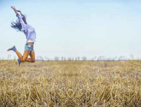 Mulher saltando no campo da agricultura . — Fotografia de Stock