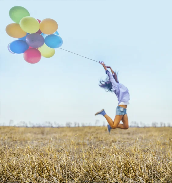 Mujer saltando en el campo . —  Fotos de Stock