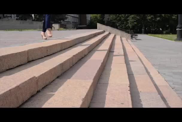 Geschäftsfrau läuft Treppe hinunter und wirft Papiere — Stockvideo