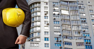  İşçi holding sarı kask