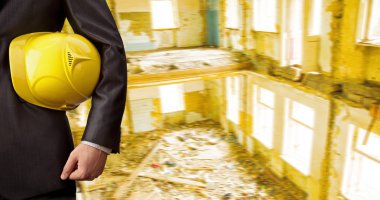 Sarı kask ile mühendis