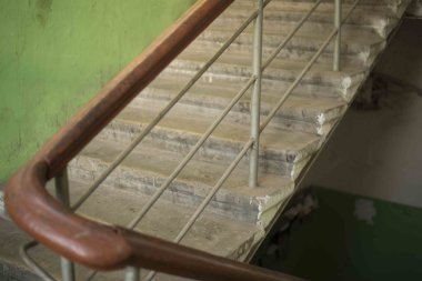 Eli ayağı tutmaz bina merdiven