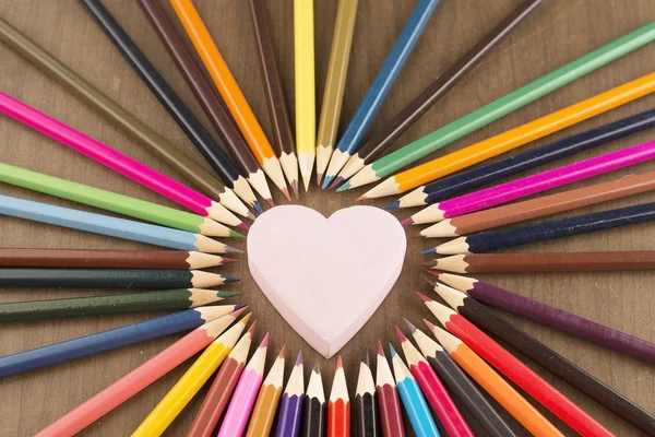 Színes ceruzák és a szív — Stock Fotó