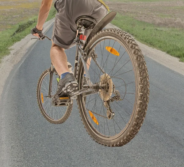 Mann fährt Fahrrad auf Straße — Stockfoto