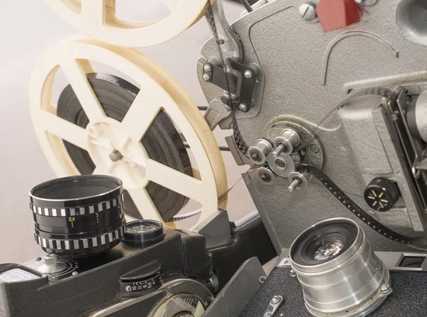 老式相机与卷轴和电影放映机 — 图库照片