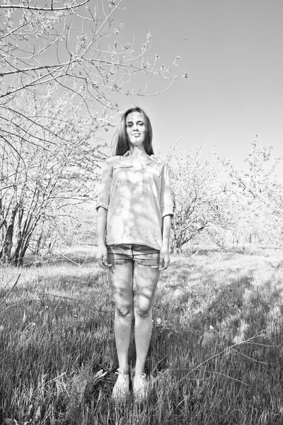 Дівчина стоїть у весняному саду — стокове фото