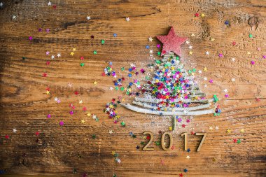 Renkli yıldızlı Noel ağacı 