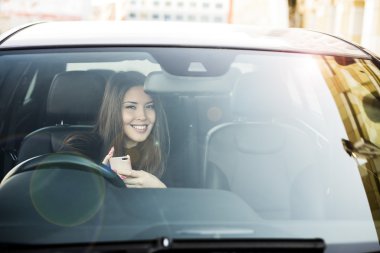 sürücü koltuğunda oturan kadın