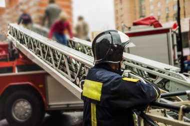 İtfaiye merdiven yakınındaki Tekdüzen ayakta 