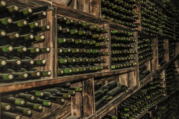 Weinflaschen im Blickpunkt — Stockfoto