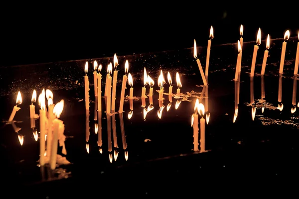 Свечи, отраженные на воде — стоковое фото