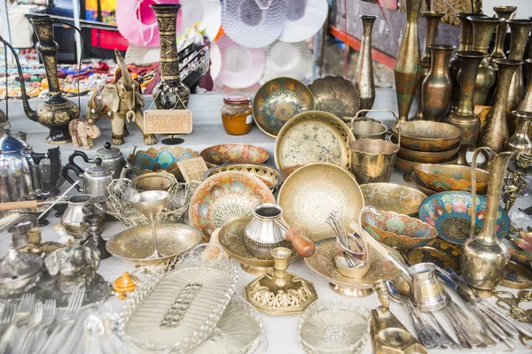 Різні металеві предмети в антикварному магазині — стокове фото